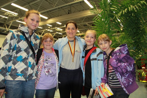 Kurz nach dem Triumph hatte Anna Dogonadze schon wieder Zeit für die heimischen Sportlerinnen aus dem Siegerland. Die Gosenbacher Mädels, Anika Volkmer, Melina PLatt, >> Anna Dogonadze<<, Lisa-Marie Grauel und Marie Bisanz (v. l.) bedankten sich herzlich dafür, gratulierten zum Titel und drücken ihrem Idol für die kommenden Weltmeisterschaften alle verfügbaren Daumen!