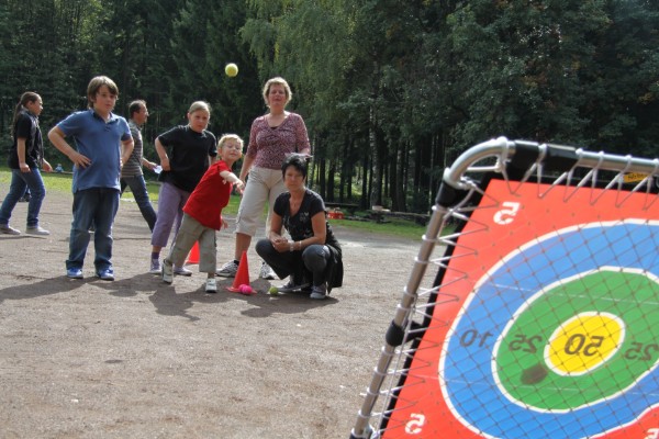 In diesem Jahr stand eine Familienolympiade mit vielen Mini-Spielen auf dem Programm: Hier: Tom Narres im Wurf. Im Hintergrund seine Teamkollegen: Tim Fischer, Alina und Katja Narres (v. l.). (hockend: Stationsaufsicht: Doris Bickenbach)