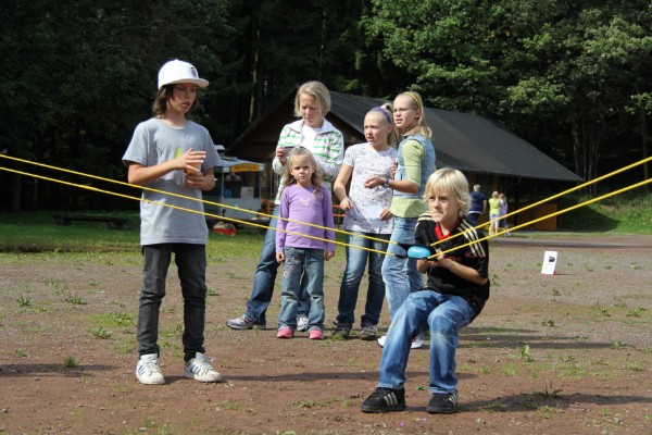 Beliebte Station in der Familienolympiade: die Wasserbombenschleuder! In Aktion hier – Robin Reinhardt. Im Hintergrund: Louis Loos, Martha Reinhardt, Sonja Grauel, Lisa-Marie Grauel und Lea Stockhammer (v. l.).