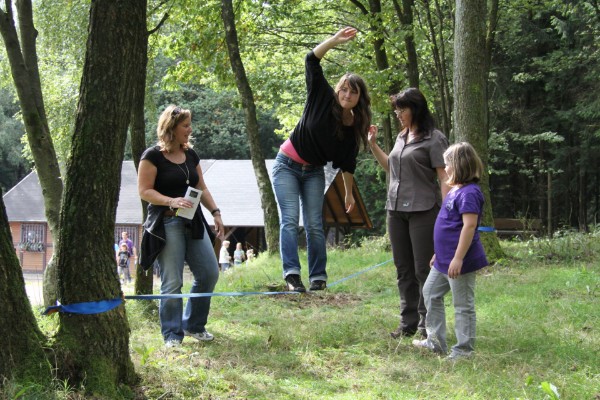 Das Gleichgewichtsgefühl sollte bei Trampolin-Springern besonders geschult werden. Ob das hier der Fall ist? Martina Fischer, Katharina und Susanne Hanke und Selina-Michelle Röcher (v.l.). Das Gleichgewichtsgefühl sollte bei Trampolin-Springern besonders geschult werden. Ob das hier der Fall ist? Martina Fischer, Katharina und Susanne Hanke und Selina-Michelle Röcher (v.l.).