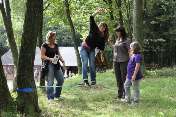 Das Gleichgewichtsgefühl sollte bei Trampolin-Springern besonders geschult werden. Ob das hier der Fall ist? Martina Fischer, Katharina und Susanne Hanke und Selina-Michelle Röcher (v.l.).