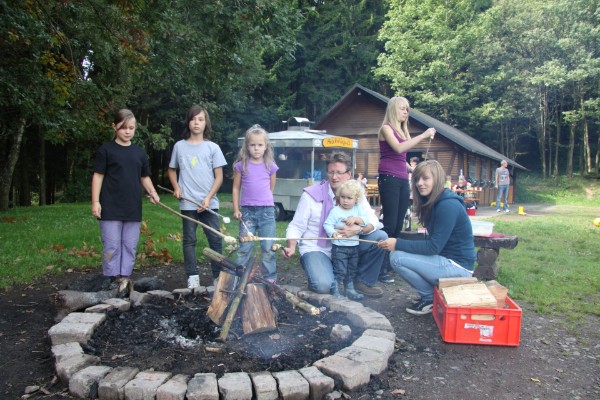 Eine Tradition muss doch gewahrt werden. So waren Alina Narres, Louis Loos, Martha Reinhardt, Martin und Tiana Kretzer, Carina Schmidt und Jenny Kringe auch dieses Jahr wieder am Lagerfeuer zu finden.