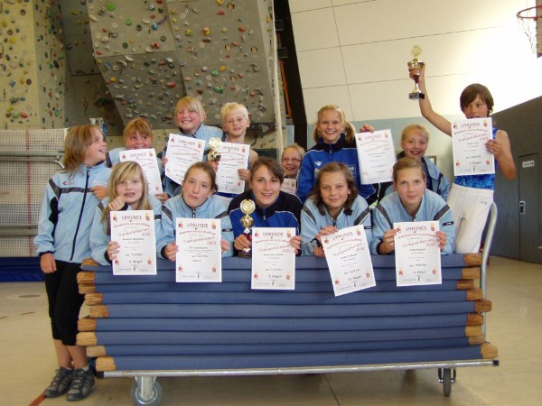 Nach dem Wettkampf freuen sich die Gosenbacher Teilnehmer(innen) (oben v.l.) Michelle Becker, Melina Platt, Nadine Hofmann, Robin Reinhardt, Lea Stockhammer, Sina Röder, Lisa-Marie Grauel, Louis Loos (unten v.l.), Daniela Hagedorn, Marie Heupel, Katharina Hanke, Anika Volkmer und Alina Heupel, dass alles so gut geklappt hat. Nach dem Wettkampf freuen sich die Gosenbacher Teilnehmer(innen) (oben v.l.) Michelle Becker, Melina Platt, Nadine Hofmann, Robin Reinhardt, Lea Stockhammer, Sina Röder, Lisa-Marie Grauel, Louis Loos (unten v.l.), Daniela Hagedorn, Marie Heupel, Katharina Hanke, Anika Volkmer und Alina Heupel, dass alles so gut geklappt hat.