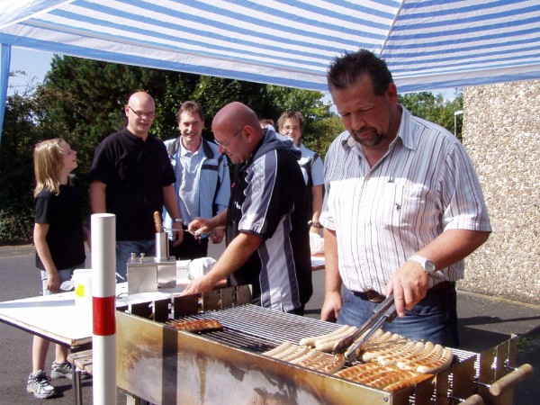 Super – am Grill sorgten Thomas Reinhardt (l.) und Rainer Dapprich (r.), für durchweg zufriedene Gesichter bei der Kundschaft. Ihre Currywurst fand großen Anklang. Super – am Grill sorgten Thomas Reinhardt (l.) und Rainer Dapprich (r.), für durchweg zufriedene Gesichter bei der Kundschaft. Ihre Currywurst fand großen Anklang.