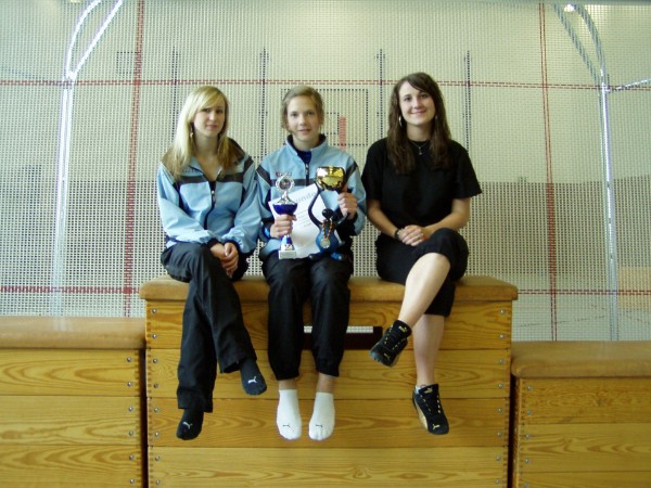 Meisterinnen unter sich. Alina Heupel (M) ist nach Witta Blum (l) und Katharina Hanke (r), nun die dritte Springerin in Reihen des TV Gosenbach, die sich Vereinmeisterin nennen darf.