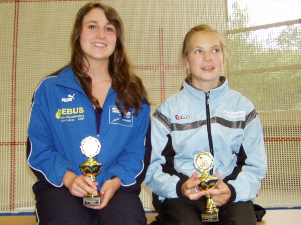 Holten beide den „Bronze-Pokal“ nach Gosenbach. (v.l.) Katharina Hanke und Alina Heupel.