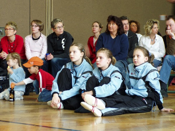 Sind gespannt auf die Endergebnisse. Die Turnmädels des TVG (v.l.) Daniela Hagedorn, Alexandra Schmol sowie Anika Volkmer und die Zuschauer.