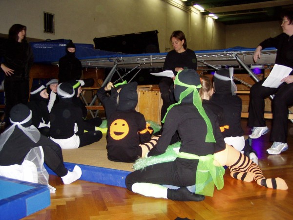 Die Trampolin-Abteilung des TV Gosenbach bereitet sich derzeit auf den Auftritt zur Turnschau in der Siegerlandhalle vor. Hierfür muss Trampolin-Fachwartin Tanja Kretzer (r.) mit ihrem Team das Show-Programm „JUMPIN’ THE DARK“ um mehr als die Hälfte kürzen. Die Trampolin-Abteilung des TV Gosenbach bereitet sich derzeit auf den Auftritt zur Turnschau in der Siegerlandhalle vor. Hierfür muss Trampolin-Fachwartin Tanja Kretzer (r.) mit ihrem Team das Show-Programm „JUMPIN’ THE DARK“ um mehr als die Hälfte kürzen.