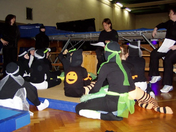 Die Trampolin-Abteilung des TV Gosenbach bereitet sich derzeit auf den Auftritt zur Turnschau in der Siegerlandhalle vor. Hierfür muss Trampolin-Fachwartin Tanja Kretzer (r.) mit ihrem Team das Show-Programm „JUMPIN’ THE DARK“ um mehr als die Hälfte kürzen.