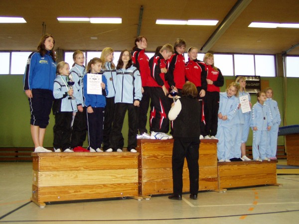 Die Mannschaft Gosenbach 1 mit (v. l.) Katharina Hanke, (Paula Dapprich), Alina Heupel, Kim Müller, Witta Blum und Carina Hagedorn beendete den Wettkampf als zweite Mannschaft unter sieben Teams. Die Mannschaft Gosenbach 1 mit (v. l.) Katharina Hanke, (Paula Dapprich), Alina Heupel, Kim Müller, Witta Blum und Carina Hagedorn beendete den Wettkampf als zweite Mannschaft unter sieben Teams.