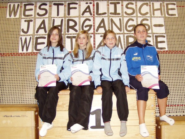 Die Trampolin-Turnerinnen der Klassen B bis D (v. l.) Katharina Hanke, Witta Blum, Alina Heupel und Carina Hagedorn traten bei den Westfälischen Jahrgangswettkämpfen 2007 an. Die Trampolin-Turnerinnen der Klassen B bis D (v. l.) Katharina Hanke, Witta Blum, Alina Heupel und Carina Hagedorn traten bei den Westfälischen Jahrgangswettkämpfen 2007 an.