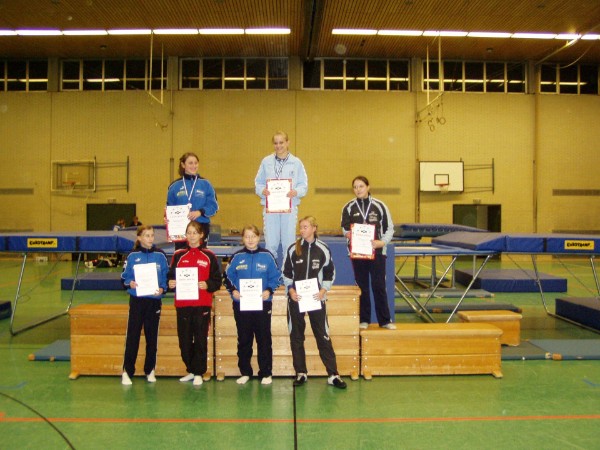 Siegerehrung für die Siegerin der Juti C, Ricarda Moos vom TuS Eisern (Podest M.), die Zweite Katharina Hanke (Podest l.) vom TVG und die für den VTB Wilnsdorf startende Annalena Durt (Podest r.). (unten v. l.) Die Vierte Witta Blum, Dina Sauer (TV Salchendorf), die Sechste Angelina Nies (TVG) und Eileen Iglesias (VTB Wilnsdorf). Siegerehrung für die Siegerin der Juti C, Ricarda Moos vom TuS Eisern (Podest M.), die Zweite Katharina Hanke (Podest l.) vom TVG und die für den VTB Wilnsdorf startende Annalena Durt (Podest r.). (unten v. l.) Die Vierte Witta Blum, Dina Sauer (TV Salchendorf), die Sechste Angelina Nies (TVG) und Eileen Iglesias (VTB Wilnsdorf).