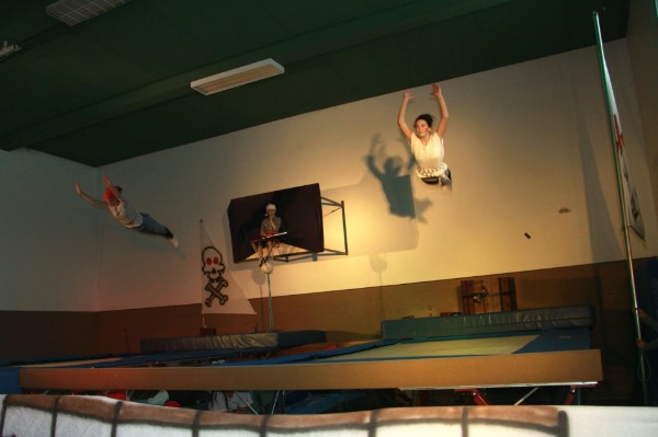 Die "Draufgänger" (v. l.) Marie und Alina Heupel zeigten auf den beiden Trampolin-Schiffen tolle Flugeinlagen. Im Hintergrund peilt Robin Reinhardt im Ausguck die Lage Die "Draufgänger" (v. l.) Marie und Alina Heupel zeigten auf den beiden Trampolin-Schiffen tolle Flugeinlagen. Im Hintergrund peilt Robin Reinhardt im Ausguck die Lage