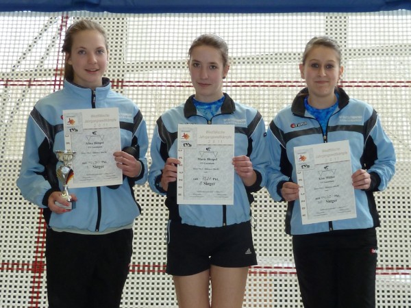 Hübsch anzusehen! Die jungen Gosenbacher Damen v. l. Alina und Schwester Marie Heupel sowie Kim Müller traten auf westfälischer Ebene zum Wettkampf an. Hübsch anzusehen! Die jungen Gosenbacher Damen v. l. Alina und Schwester Marie Heupel sowie Kim Müller traten auf westfälischer Ebene zum Wettkampf an.