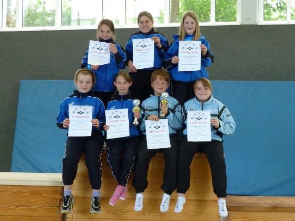 (O. v. l.) Chiara Mayer, Laura Spies, Jennifer Bäumer sowie (u. v. l.) Louisa Scholz, Marie Bisanz, Marius Stein und Melina Platt. / Bild Katharina Hanke