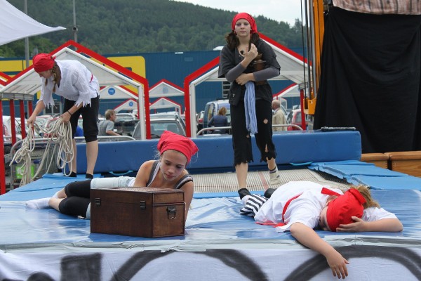 Während die Piraten Paula Dapprich (v.l.) und Melina Platt (v.r.) noch müde in den Planken liegen, machen sich Kim Müller (h.l.) und Anika Volkmer (h.r.) schon ans Aufräumen des Schiffes. / Bild Silvia Loos