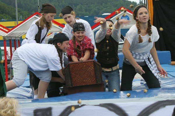 Die Piraten Annika Fischer, Alina Narres, Laura Spies, Lisa Grauel, Alina Heupel (u.v.l.), Marie Bisanz und Daniela Reh (o.v.l.) erfreuen sich an „purem“ Gold. / Bild Silvia Loos Die Piraten Annika Fischer, Alina Narres, Laura Spies, Lisa Grauel, Alina Heupel (u.v.l.), Marie Bisanz und Daniela Reh (o.v.l.) erfreuen sich an „purem“ Gold. / Bild Silvia Loos