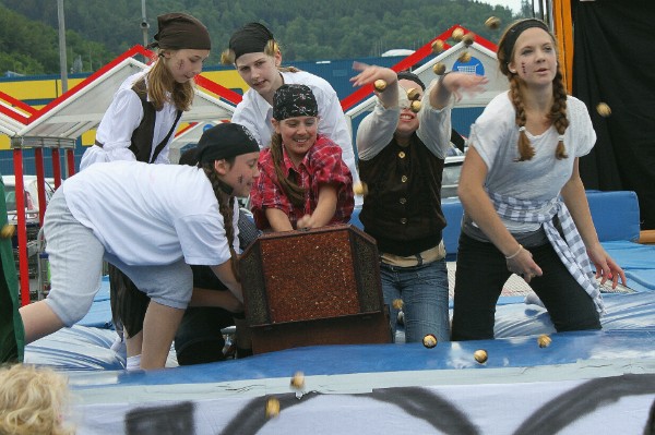 Die Piraten Annika Fischer, Alina Narres, Laura Spies, Lisa Grauel, Alina Heupel (u.v.l.), Marie Bisanz und Daniela Reh (o.v.l.) erfreuen sich an „purem“ Gold. / Bild Silvia Loos