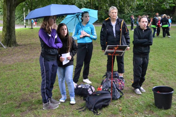 Für Hallensportler eher ungewöhnlich. Leider wurden die Gosenbacherinnen Kim Müller, Annika Fischer, Anika und Frauke Volkmer sowie Paula Dapprich (v.l) an diesem Wochenende zu oft vom Regen heimgesucht. / Bild Nina Stahl Für Hallensportler eher ungewöhnlich. Leider wurden die Gosenbacherinnen Kim Müller, Annika Fischer, Anika und Frauke Volkmer sowie Paula Dapprich (v.l) an diesem Wochenende zu oft vom Regen heimgesucht. / Bild Nina Stahl
