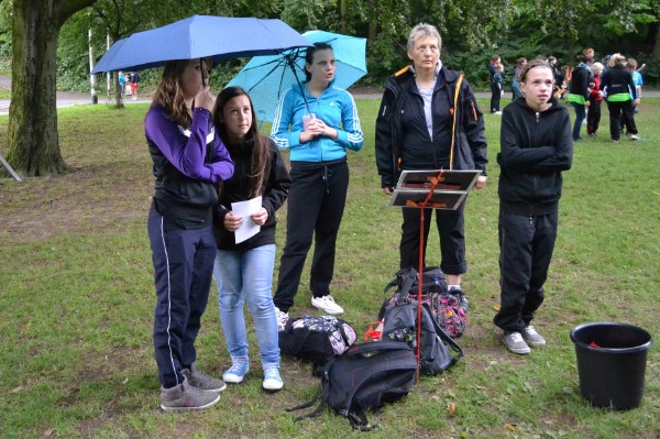 Für Hallensportler eher ungewöhnlich. Leider wurden die Gosenbacherinnen Kim Müller, Annika Fischer, Anika und Frauke Volkmer sowie Paula Dapprich (v.l) an diesem Wochenende zu oft vom Regen heimgesucht. / Bild Nina Stahl