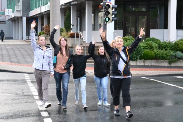Lassen sich die gute Laune auch vom Regen nicht verderben. Anika Volkmer, Katharina Hanke, Paula Dapprich, Annika Fischer und Frauke Volkmer (v.l.). / Bild Nina StahlA Lassen sich die gute Laune auch vom Regen nicht verderben. Anika Volkmer, Katharina Hanke, Paula Dapprich, Annika Fischer und Frauke Volkmer (v.l.). / Bild Nina StahlA
