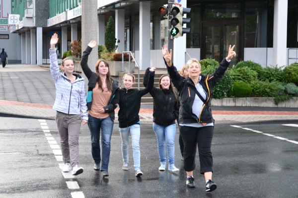 Lassen sich die gute Laune auch vom Regen nicht verderben. Anika Volkmer, Katharina Hanke, Paula Dapprich, Annika Fischer und Frauke Volkmer (v.l.). / Bild Nina StahlA