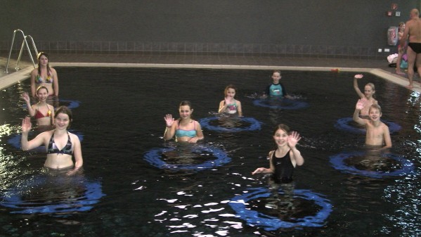 Haben die Froggies das Sportgerät mit ins Wasser genommen? Unterwassertrampolin – eine völlig neue Erfahrung… - Bild: Claudia Becker Haben die Froggies das Sportgerät mit ins Wasser genommen? Unterwassertrampolin – eine völlig neue Erfahrung… - Bild: Claudia Becker