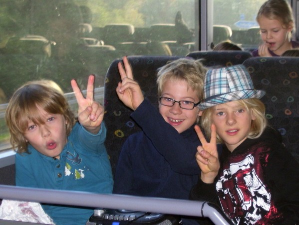 Cedrik Kretzer, Fynn Noah Dapprich und Robin Reinhardt (v.l.) hatten auch schon bei der Busfahrt viel Spaß. - Bild: Claudia Becker