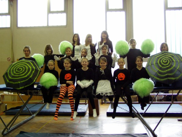 Das „JUMPIN’ THE DARK“ - Team mal ganz anders, zwar mit effektvoller Verkleidung und Show-Accessoires aber ausnahmsweise mal bei Tageslicht. Das „JUMPIN’ THE DARK“ - Team mal ganz anders, zwar mit effektvoller Verkleidung und Show-Accessoires aber ausnahmsweise mal bei Tageslicht.