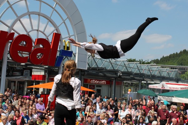 Viele Zuschauer bestaunten das neue Programm der "Jumping Frogs". Hier mit Alina und Marie Heupel. Mehr Bilder sind unter FOTOS zu finden.