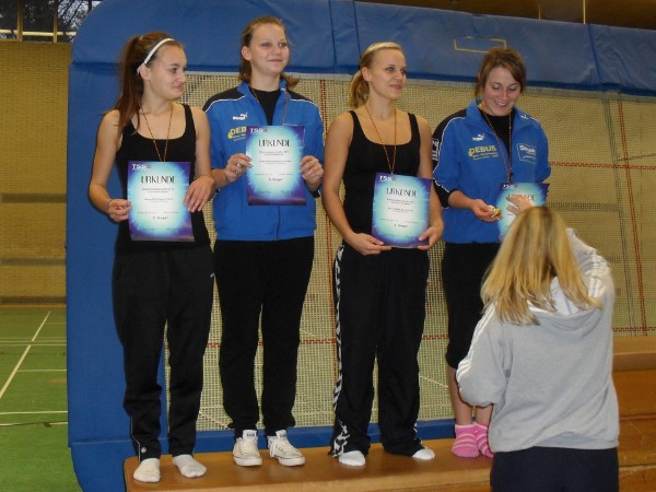Katharina Hanke (1.v.r.) und Anika Volkmer (2.v.l.) gewannen bei den Ti/Tu den zweiten Platz. Katharina Hanke (1.v.r.) und Anika Volkmer (2.v.l.) gewannen bei den Ti/Tu den zweiten Platz.