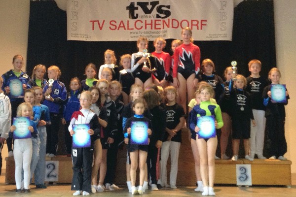 Mit Melina Platt, Selina-Michelle Röcher, Martha Reinhardt, Katharina Prudlo und Marius Stein erreichte die erste Mannschaft des TV Gosenbach den dritten Platz. Mit Melina Platt, Selina-Michelle Röcher, Martha Reinhardt, Katharina Prudlo und Marius Stein erreichte die erste Mannschaft des TV Gosenbach den dritten Platz.