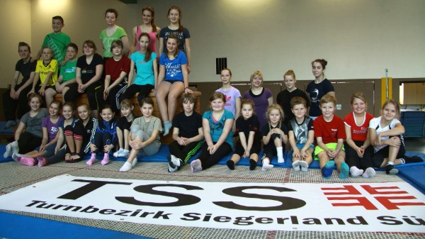 Der Turnbezirk Siegerland Süd (TSS) plant für 2015 mit den Vereinen des südlichen Siegerlandes, eine gemeinsame Trampolin-Show auf die Beine zu stellen. Mit dabei sind die TSG Siegen, der TV Salchendorf, TV Dresselndorf, Alcher TG, TV Gosenbach und eventuell auch noch der TUS 1900 Eisern. Bild: Peter Hanke Der Turnbezirk Siegerland Süd (TSS) plant für 2015 mit den Vereinen des südlichen Siegerlandes, eine gemeinsame Trampolin-Show auf die Beine zu stellen. Mit dabei sind die TSG Siegen, der TV Salchendorf, TV Dresselndorf, Alcher TG, TV Gosenbach und eventuell auch noch der TUS 1900 Eisern. Bild: Peter Hanke