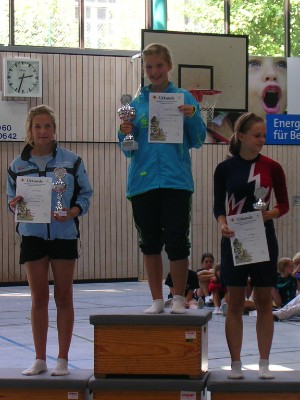 Trotz des knapp verpassten ersten Platzes, der von Marlene Pauly (B-W Post Recklinghausen) belegt wurde (M.), freut sich Alina Heupel (l.) über ihren exzellenten zweiten Platz, vor Katharina Madiwe (r.) vom SV Menden.