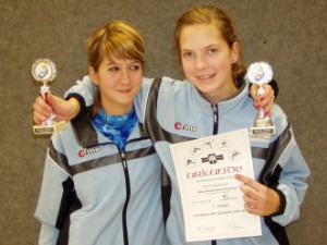 Alina Heupel und Sarah Emmerich gewannen bei den Juti C den Synchrontitel im Bezirk. Nur vier Zehntel hinter ihren Vereinskameradinnen belegten Kim Müller und Daniela Hagedorn einen hervorragenden zweiten Platz und machten damit den Gosenbacher Doppelsieg komplett. Alina Heupel und Sarah Emmerich gewannen bei den Juti C den Synchrontitel im Bezirk. Nur vier Zehntel hinter ihren Vereinskameradinnen belegten Kim Müller und Daniela Hagedorn einen hervorragenden zweiten Platz und machten damit den Gosenbacher Doppelsieg komplett.
