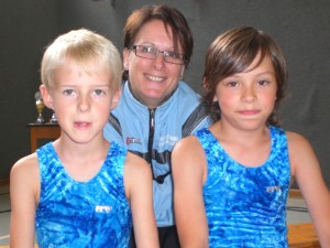 Auch die beiden Jungen im Team triumphierten. Louis Loos (r.) siegte bei den Jutu E und Robin Reinhardt (l.) war bei den Jutu F erfolgreich. Sandy Kringe freut sich im Hintergrund.