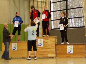 Katharina Hanke wurde Zweite bei den Juti A/B. In Ermangelung an männlicher Gegnerschaft, wurde der Bezirksmeister Jannik Schiekel, bei den Damen mit geehrt und freute sich sichtlich, dass er so nicht allein auf dem Treppchen stehen musste. Katharina Hanke wurde Zweite bei den Juti A/B. In Ermangelung an männlicher Gegnerschaft, wurde der Bezirksmeister Jannik Schiekel, bei den Damen mit geehrt und freute sich sichtlich, dass er so nicht allein auf dem Treppchen stehen musste.