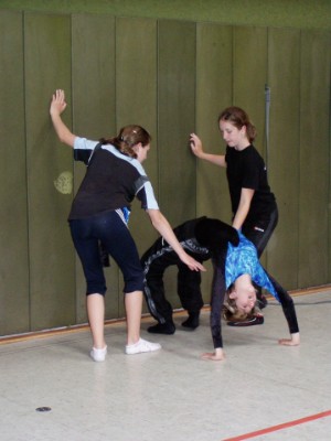 Nicht nur auf dem Trampolin aktiv: (v.l.) Sarah Emmerich sowie Alina und Marie Heupel.