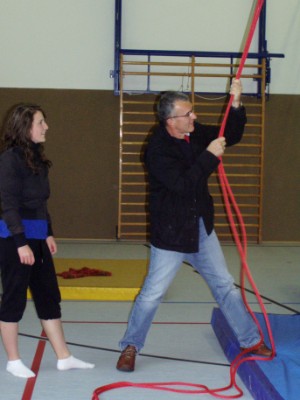 Der erste Vorsitzende Klaus Strunk (r) hat die Fäden in der Hand. Katharina Hanke (l) beobachtet das Geschehen. Der erste Vorsitzende Klaus Strunk (r) hat die Fäden in der Hand. Katharina Hanke (l) beobachtet das Geschehen.