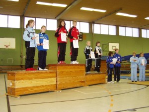 Viel Grund zur Freude hatten Kim Müller (r.) und Alina Heupel (l.) die in der größten und sehr starken Gruppe der Juti C/D einen exzellenten zweiten Platz erturnten.