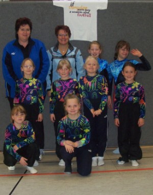Das Team des TVG bei den ersten Bezirksnachwuchsmeisterschaften. (hinten v. l. Claudia Becker, Sandy Kringe, Eileen Prudlo. Mittlere Reihe v. l. Lea Stockhammer Nadine Hofmann, Jessica Ehrlich sowie Annika Fischer. Vorn v. l. Melina Platt und Michelle Becker.) Das Team des TVG bei den ersten Bezirksnachwuchsmeisterschaften. (hinten v. l. Claudia Becker, Sandy Kringe, Eileen Prudlo. Mittlere Reihe v. l. Lea Stockhammer Nadine Hofmann, Jessica Ehrlich sowie Annika Fischer. Vorn v. l. Melina Platt und Michelle Becker.)