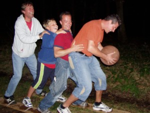 Auch die „erwachsenen Männer“ hatten ihren Spaß an den Spielen. (v. l.) Erhard Heupel, Thomas Fischer, Max Bänfer und Alf Bänfer. Auch die „erwachsenen Männer“ hatten ihren Spaß an den Spielen. (v. l.) Erhard Heupel, Thomas Fischer, Max Bänfer und Alf Bänfer.