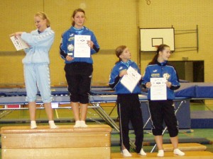 Erste offizielle Synchronmeister wurden als vereinsübergreifendes Synchronpaar die für den TuS Eisern startende Ricarda Moos (Podest M. l.) und Katharina Hanke vom TVG (Podest M. r.). Mit auf dem Treppchen standen Carina Hagedorn (Podest rechts außen) und Witta Blum (Podest rechts innen), die den dritten Platz erturnten. Platz zwei ging an Dina Sauer und Sara Zimmermann vom TV Salchendorf.