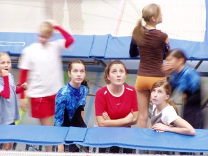Was machen denn die Mitbewerber – (v. l.) Carina Hagedorn, Katharina Hanke und Witta Blum als kritische Beobachter beim Einspringen. Was machen denn die Mitbewerber – (v. l.) Carina Hagedorn, Katharina Hanke und Witta Blum als kritische Beobachter beim Einspringen.