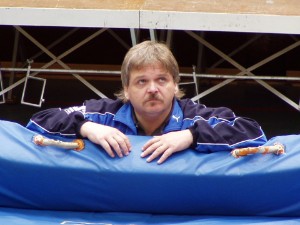 Sicherheitspersonal am Trampolin – Volker Sollbach hatte die TVG-Springerinnen immer im Blick. Sicherheitspersonal am Trampolin – Volker Sollbach hatte die TVG-Springerinnen immer im Blick.