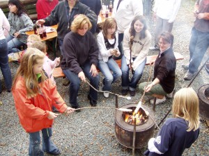 Feuer und Stockbrot – das gehört schon zur Tradition beim Sommerfest der Trampolinabteilung des TV Gosenbach. Feuer und Stockbrot – das gehört schon zur Tradition beim Sommerfest der Trampolinabteilung des TV Gosenbach.