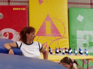 Trainerin Tanja Kretzer fokusiert ... Trainerin Tanja Kretzer fokusiert ...