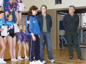 Im Rahmen der Vereinsmeisterschaften der Trampolinabteilung des TV Gosenbach wurde Tanja Kretzer (links) durch den ersten Vorsitzende Klaus Strunk (rechts) und die Oberturnwartin Nina Stahl (Mitte) als Übungsleiterin des Jahres geehrt. Im Rahmen der Vereinsmeisterschaften der Trampolinabteilung des TV Gosenbach wurde Tanja Kretzer (links) durch den ersten Vorsitzende Klaus Strunk (rechts) und die Oberturnwartin Nina Stahl (Mitte) als Übungsleiterin des Jahres geehrt.