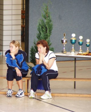 Konkurrenz und Pokale immer in Reichweite! Tanja Kretzer (rechts) hier mit Sara Grümbel (links) bei den Bezirksmeisterschaften 2005.   