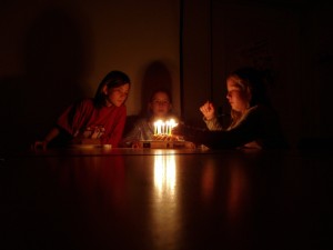 Um Mitternacht wurde auch noch Geburtstag gefeiert. Anna-Lena Betz und Witta Blum gratulieren Angelina Nies. Um Mitternacht wurde auch noch Geburtstag gefeiert. Anna-Lena Betz und Witta Blum gratulieren Angelina Nies.